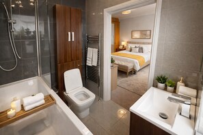 Douche, sèche-cheveux, serviettes fournies