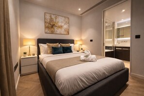 1 bedroom, desk, iron/ironing board, travel cot - LuxuryLondonStays - Battersea power station Emperor Suite (Greater London)