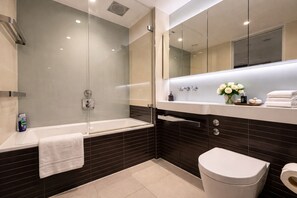Shower, hair dryer, towels - LuxuryLondonStays - Battersea power station Emperor Suite (Greater London)
