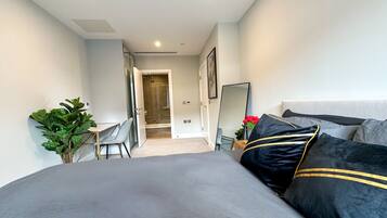 2 chambres, bureau, fer et planche Ă  repasser, lit parapluie