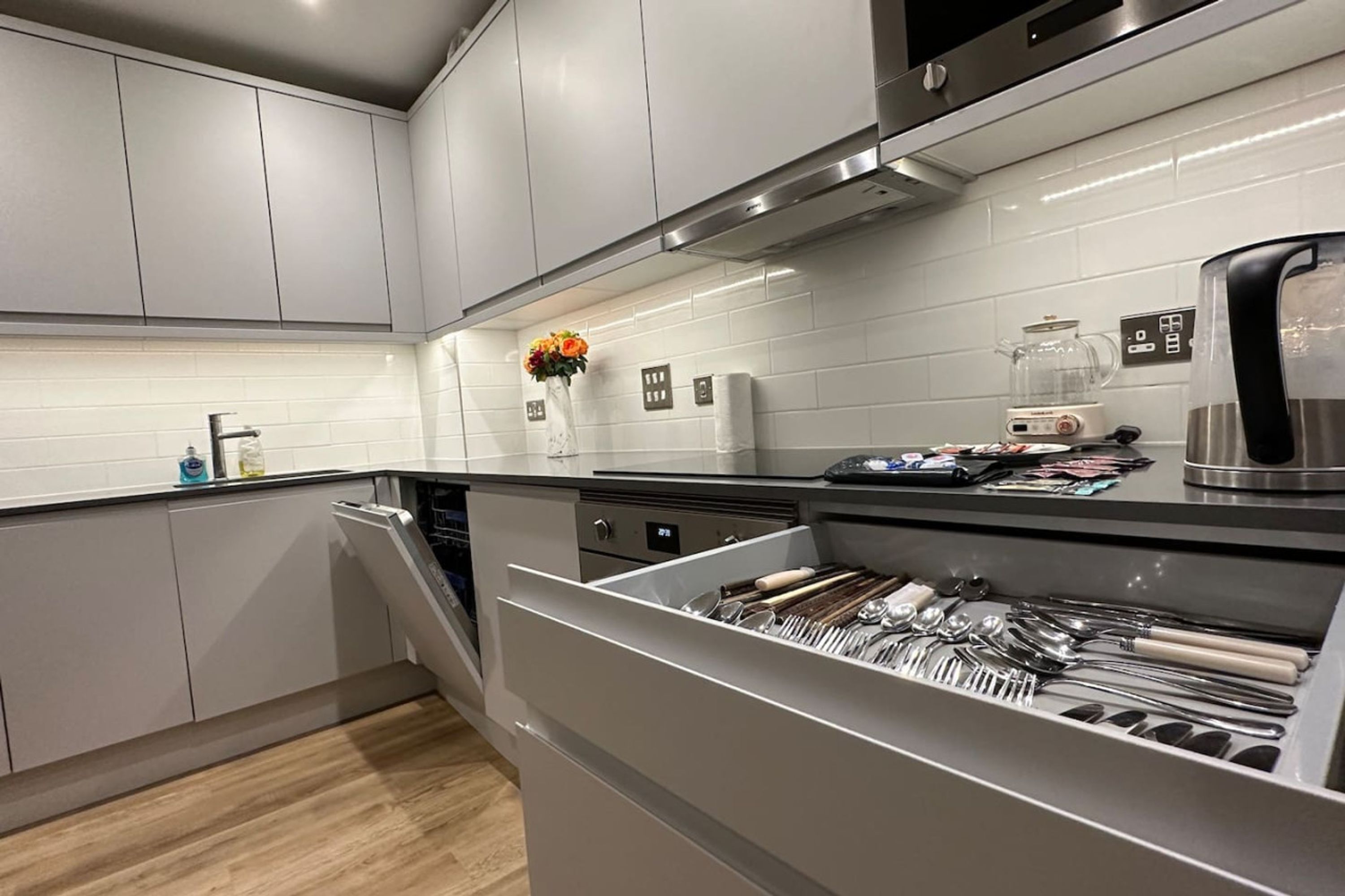 Réfrigérateur, micro-ondes, four, plaque de cuisson