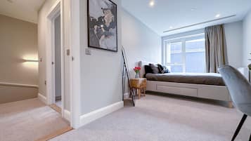 2 bedrooms, desk, iron/ironing board, travel cot