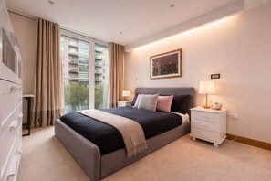 1 habitación, escritorio, tabla de planchar con plancha y cuna de viaje 