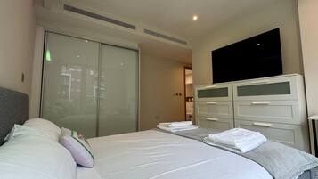 1 habitación, escritorio, tabla de planchar con plancha y cuna de viaje