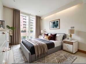 1 habitación, escritorio, tabla de planchar con plancha y cuna de viaje 