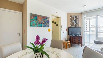 Basic Apartment | Dining