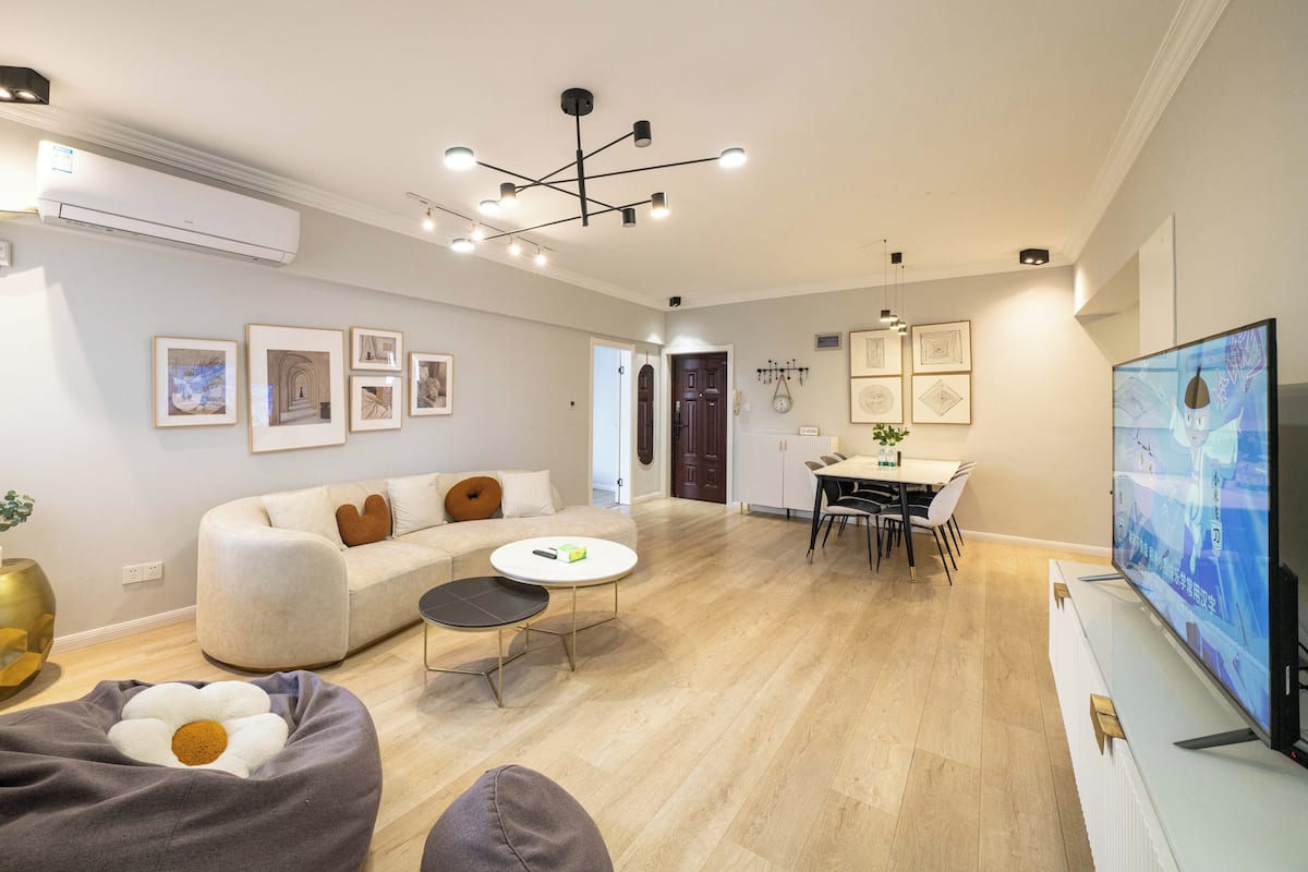 Comfort Apartment, 3 Bedrooms, Bathtub | Living room