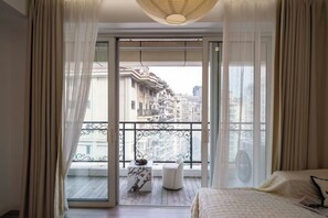 Elite Apartment | Living area - Book and Bed-People's Square (Shanghai)