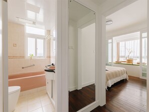 [Gatherings are prohibited] Senior Apartment, 4 Bedrooms, Bathtub, City View | Bathroom | Free toiletries, hair dryer, slippers, towels - Book and Bed-People's Square (Shanghai)