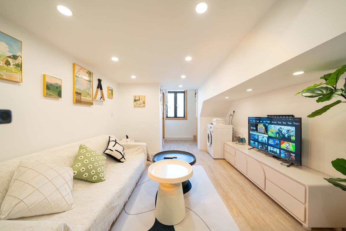 Basic Apartment | Living area