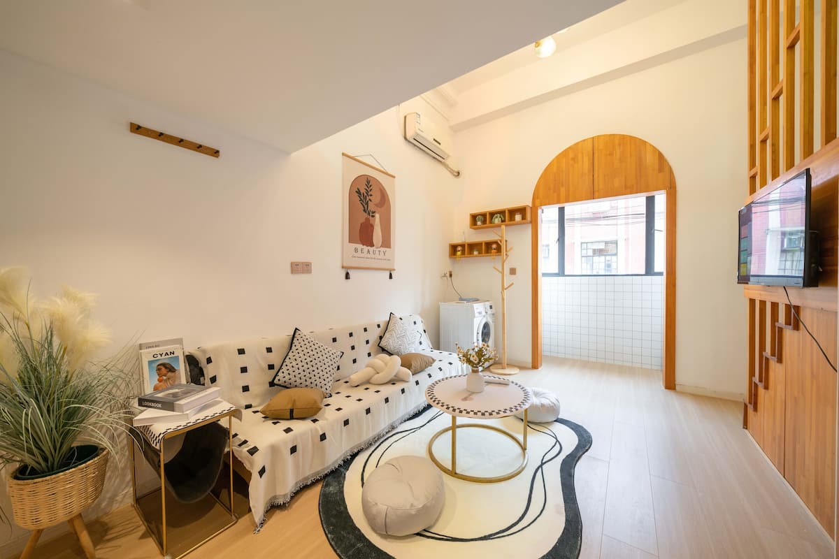 Basic Apartment | Living area