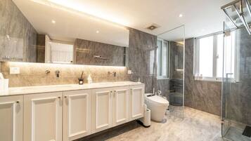 Deluxe Apartment | Bilik Mandi | Kelengkapan dandanan diri percuma, pengering rambut, selipar