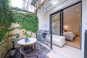 Economy Apartment | Courtyard view - Book and Bed-People's Square (Shanghai)