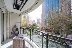 Senior-Apartment, 3 Schlafzimmer, Badewanne | Blick vom Balkon