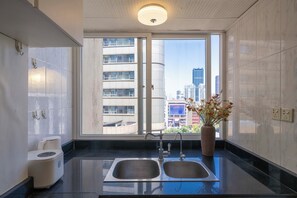 Apartment Senior | Bếp riêng | Dụng cụ vệ sinh, khăn giấy