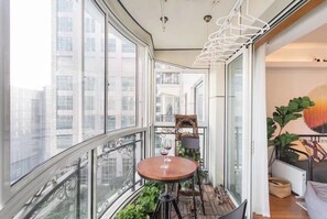 Senior-Apartment, 2 Schlafzimmer, Balkon | Kostenloses WLAN, Bettwäsche