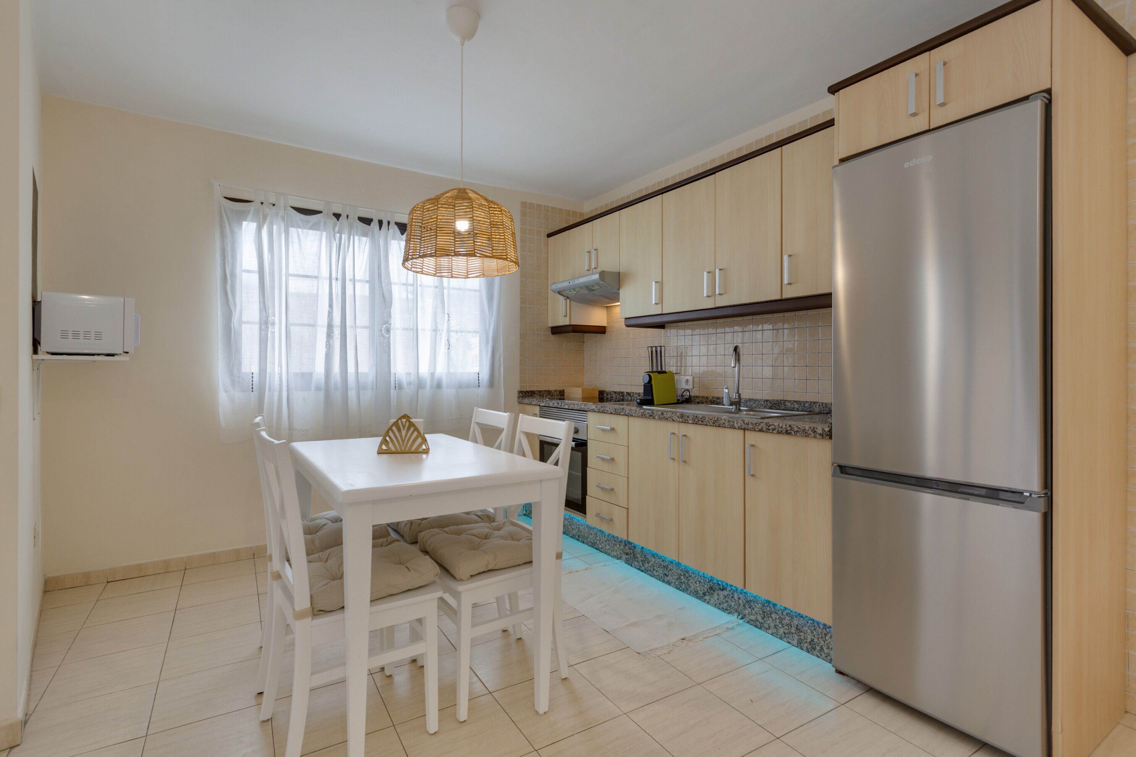 Frigorífico, microondas, horno y placa de cocina