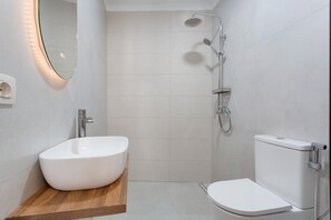 Een douche, een haardroger, handdoeken