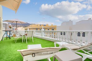 Outdoor dining - Luxury Penthouse Plaza Apartment with Mountain View, Private Terrace, and Wi-Fi (Playa San Juan)