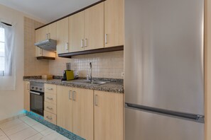 Frigorífico, microondas, horno y placa de cocina