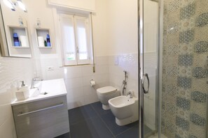 Regadera, secadora de cabello, bidet, toallas 