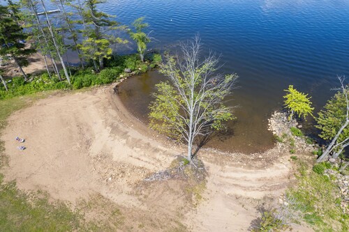 Spacious 5-bedroom house in charming Broadalbin directly on the lake