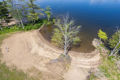 Spacious 5-bedroom house in charming Broadalbin directly on the lake