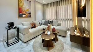 Una sala moderna con un sofá modular, una mesa de centro y una mesita auxiliar.