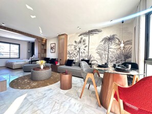 Deluxe Studio Suite, City View | Living area