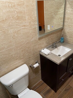 Dusche, Haartrockner, Handtücher, Seife