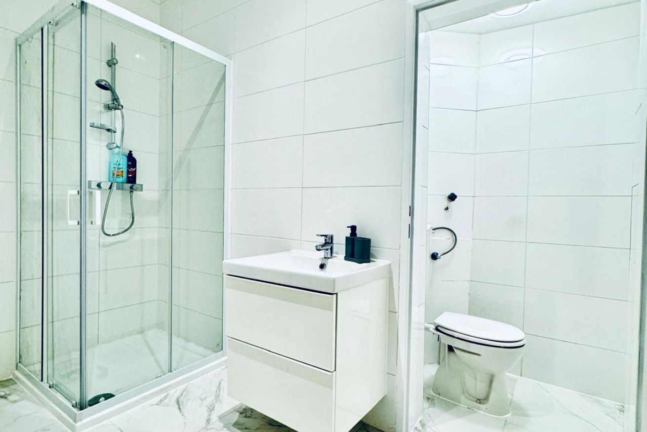 Dusche, Haartrockner, Handtücher, Seife