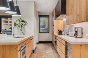 ميكروويف، موقد طهي مسطح، غسالة أطباق، ماكينة لصنع القهوة/الشاي