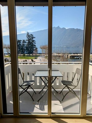 Outdoor dining - Le Nouveau Rivage (T2 lake view) (Aix-les-Bains)