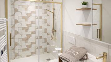 Ducha, secador de pelo y toallas