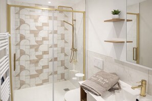 Suihku, hiustenkuivaaja, pyyhkeet