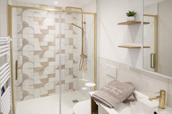 Douche, sèche-cheveux, serviettes fournies