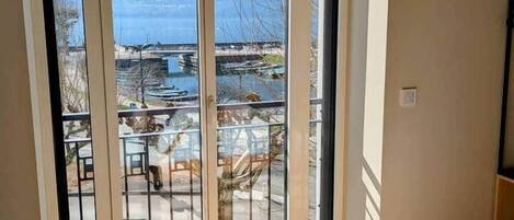 1 chambre, fer et planche à repasser, lit de bébé portatif