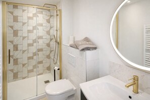 Shower, hair dryer, towels