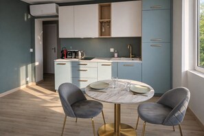 Fridge, microwave, dishwasher, coffee/tea maker