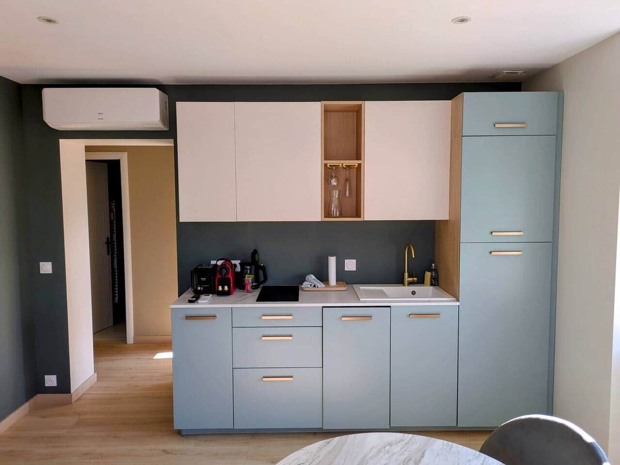 Réfrigérateur, micro-ondes, lave-vaisselle, cafetière/bouilloire