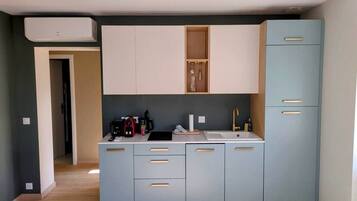 Een koelkast, een microgolfoven, een vaatwasser