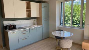 Een koelkast, een microgolfoven, een vaatwasser