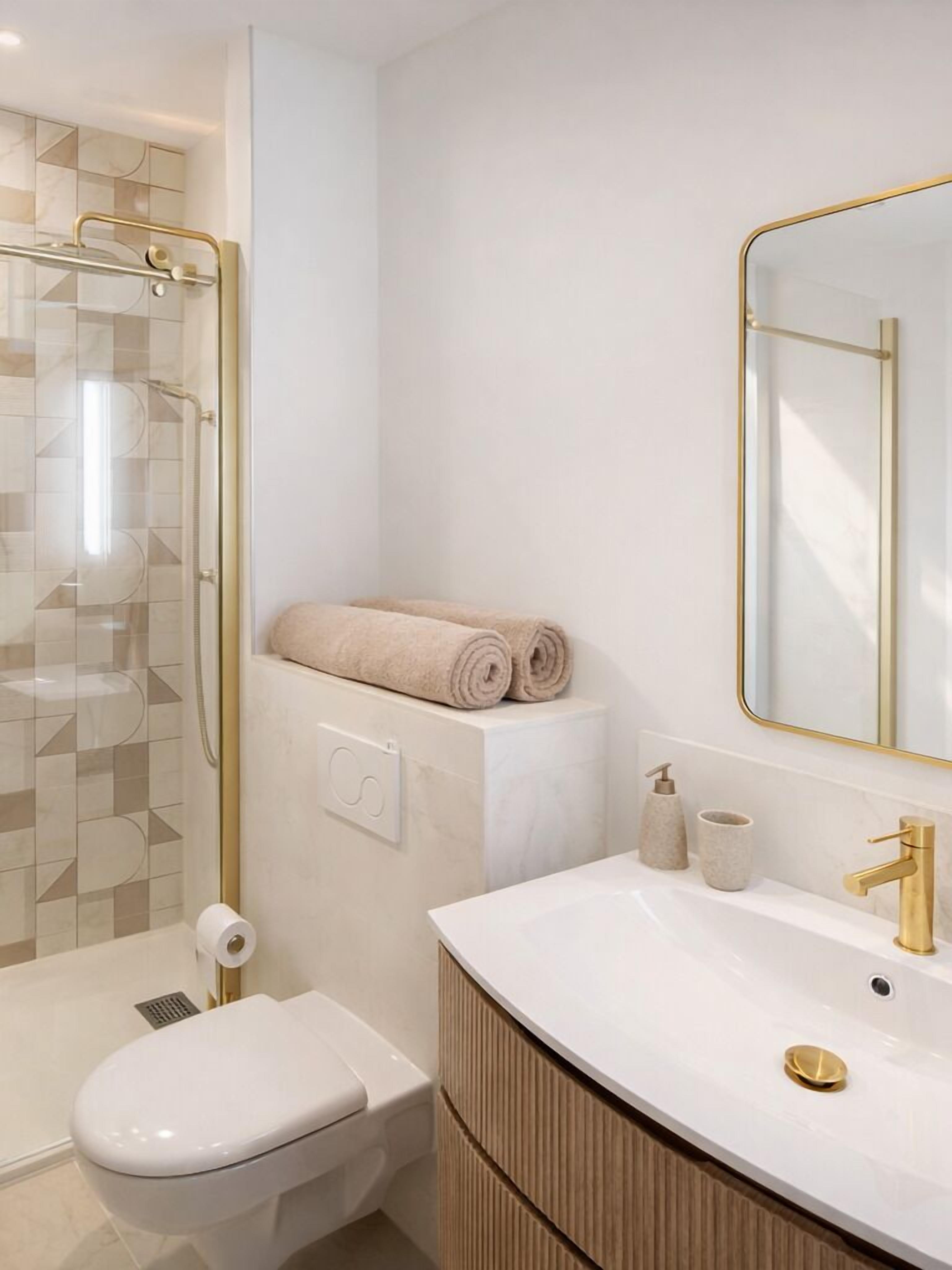 シャワー、ヘアドライヤー、タオル