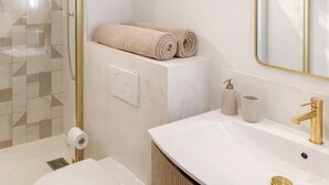 Dusche, Haartrockner, Handtücher