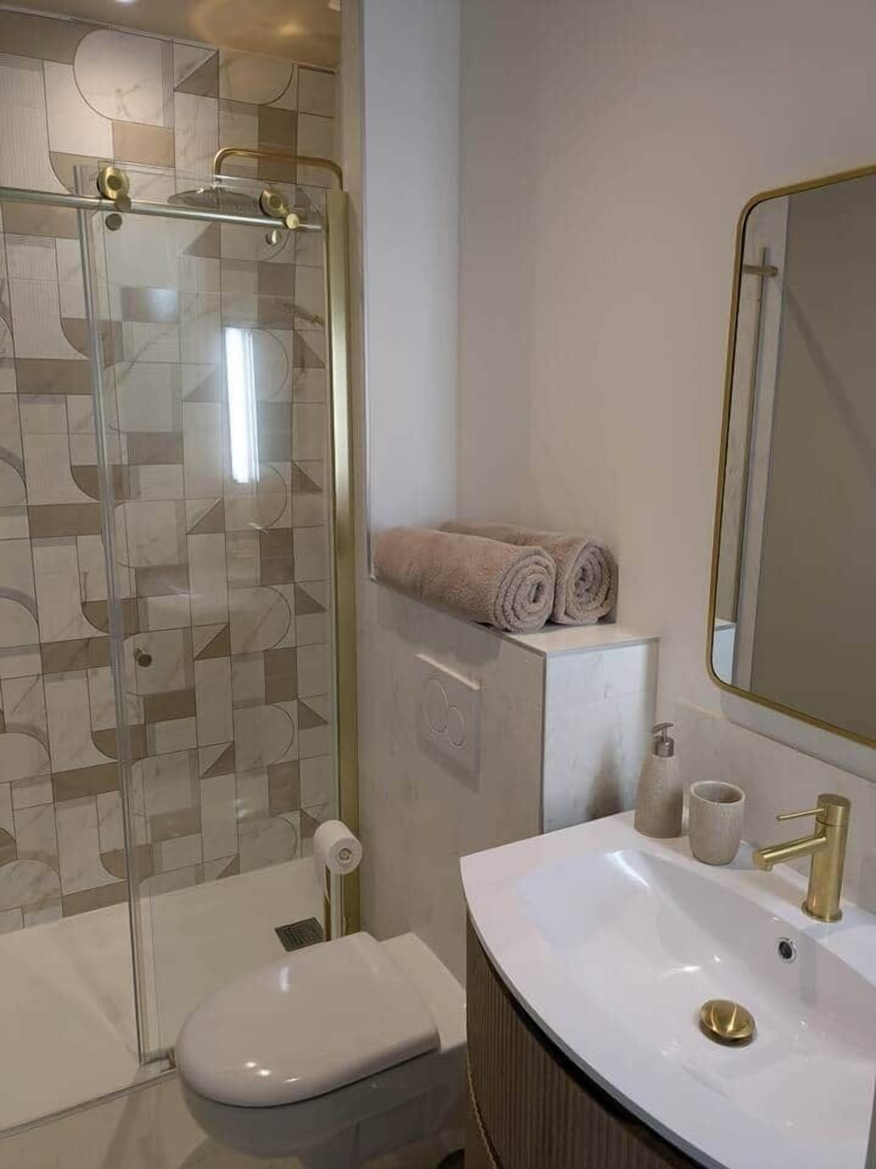 Douche, sèche-cheveux, serviettes fournies