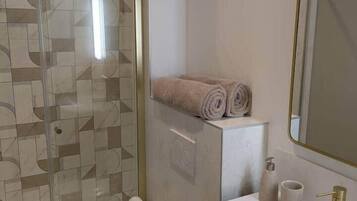 Een douche, een haardroger, handdoeken