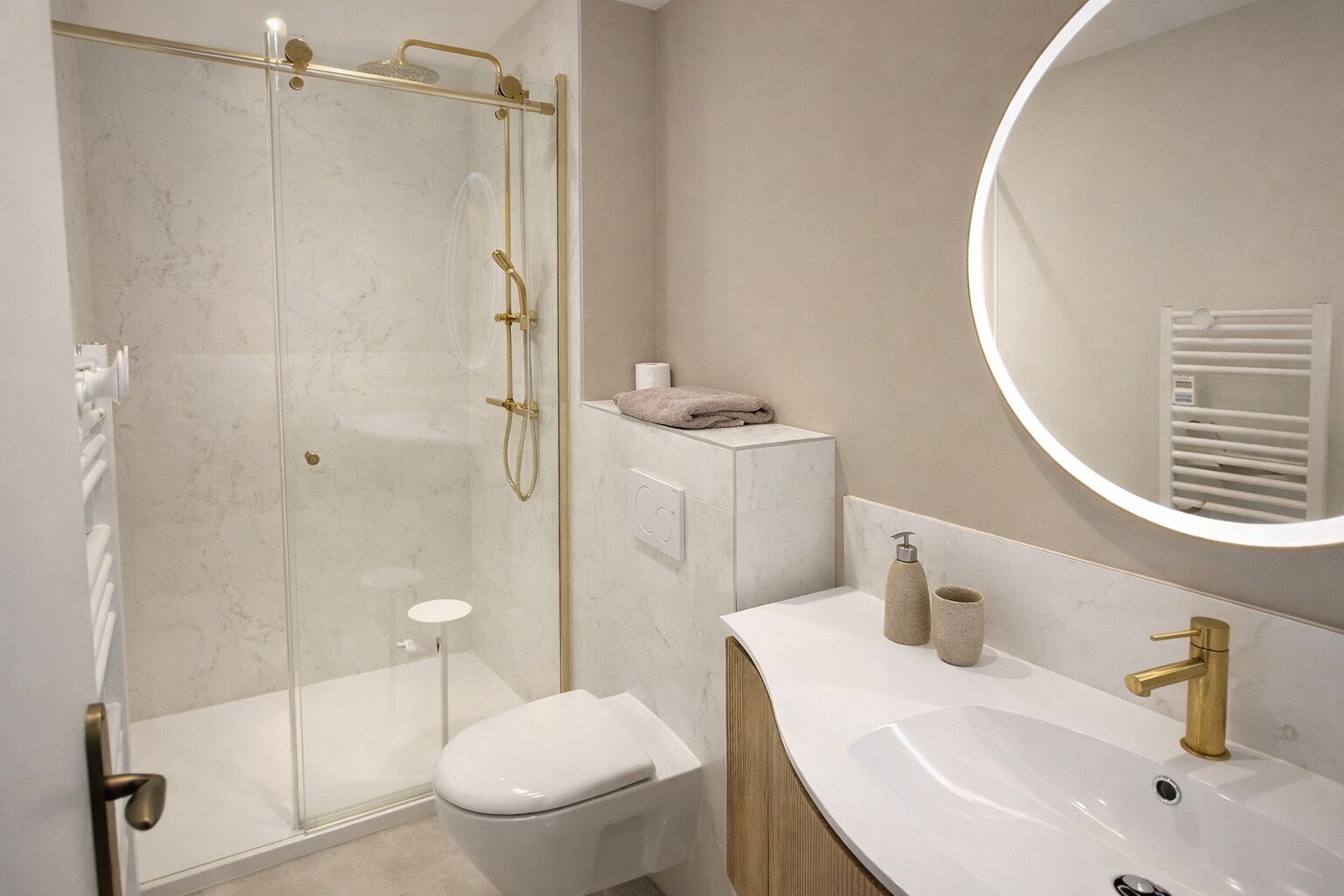 Een douche, een haardroger, handdoeken