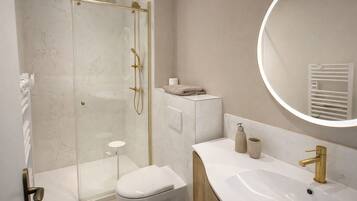 Een douche, een haardroger, handdoeken