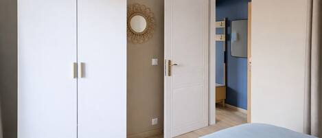 1 habitación, tabla de planchar con plancha, wifi gratis y ropa de cama