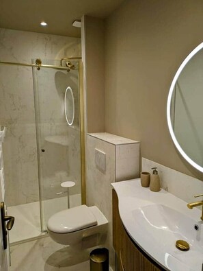 Douche, sèche-cheveux, serviettes fournies